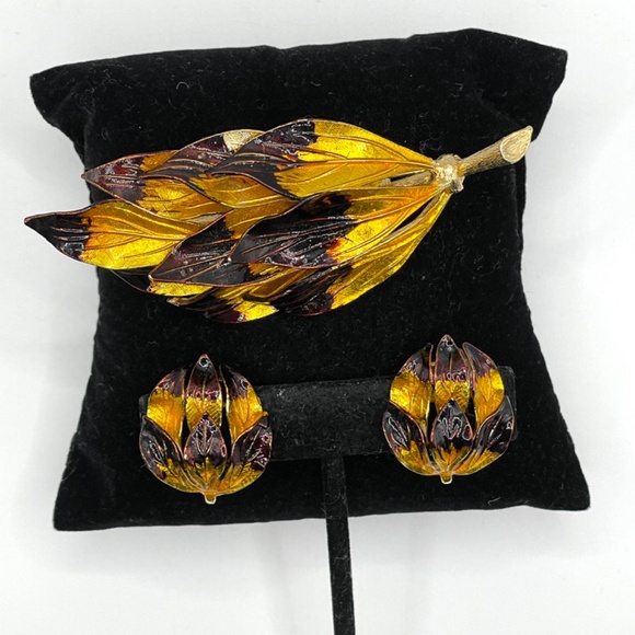 Source Unknown Jewelry - Vintage Unsigned Gold Tone & Brown Leaf Brooch Clip-on Earrings Set